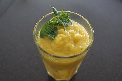 কাঁচা আম-পুদিনা মশলা সহযোগে বানিয়ে ফেলা যায় আমপোড়া শরবত। কাঁচা আম পুড়িয়ে শাঁসটা বের করে মেখে পুদিনাপাতার কুচিও মেশাতে হবে। চিনি বা গুড় সহ নুন মিশিয়ে শরবত পান করা যেতে পারে।