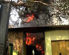 New Alipore Fire: নিউ আলিপুরে ঘন জনবসতিপূর্ণ এলাকার রঙের গুদামে আগুন, আতঙ্কিত স্থানীয়রা। Bangla News