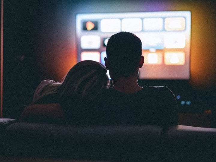Watching TV for hours? Increases the risk of heart attack, says a Harvard doctor TV Watching: గంటల కొద్దీ టీవీ చూస్తున్నారా? గుండె పోటు వచ్చే అవకాశం పెరుగుతుంది, చెబుతున్న హార్వర్డ్ వైద్యుడు