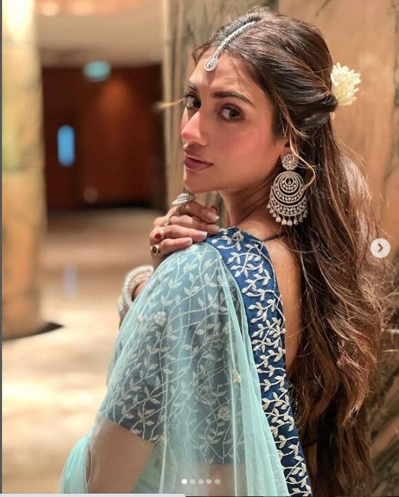 সোশ্যাল মিডিয়ায় বিয়েবাড়ির ছবি শেয়ার করে নিয়েছেন যশ ও নুসরত দুজনেই। গাঢ় নীল লেহঙ্গার ওপর রুপোলি কাজ করা লেহঙ্গা চোলি বেছে নিয়েছিলেন নুসরত। সঙ্গে ভারি গয়না বেছে নিয়েছিলেন তিনি। মাথায় ছিল ফুলের সাজও।