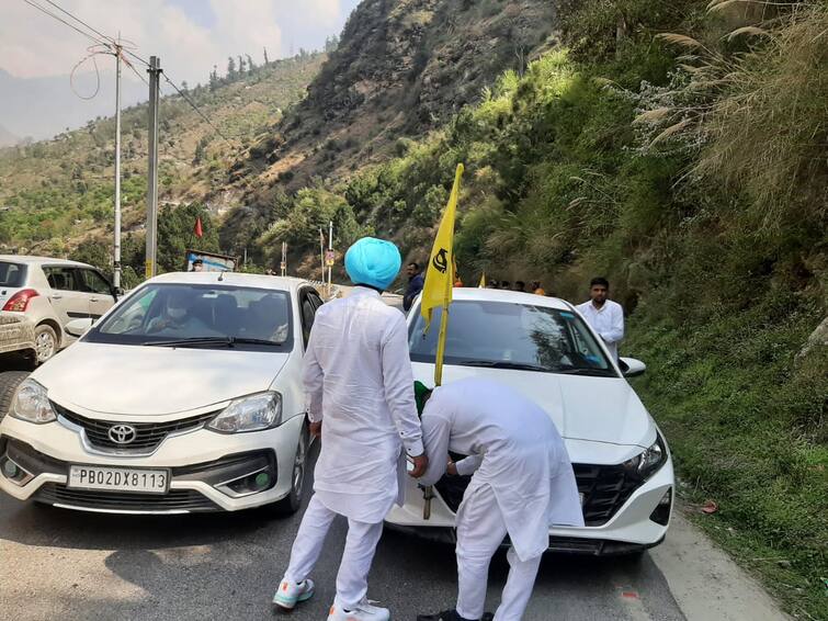 Chief Minister Jai Ram Thakur stand on banning flags from vehicles of Sikh pilgrims in Himachal, vehicles with banned flags stopped ਹਿਮਾਚਲ 'ਚ ਸਿੱਖ ਸ਼ਰਧਾਲੂਆਂ ਦੇ ਵਾਹਨਾਂ ਤੋਂ ਝੰਡੇ ਲਾਹੁਣ 'ਤੇ ਮੁੱਖ ਮੰਤਰੀ ਜੈ ਰਾਮ ਠਾਕੁਰ ਦਾ ਸਟੈਂਡ, ਪਾਬੰਦੀਸ਼ੁਦਾ ਝੰਡੇ ਵਾਲੀਆਂ ਗੱਡੀਆਂ ਰੋਕੀਆਂ