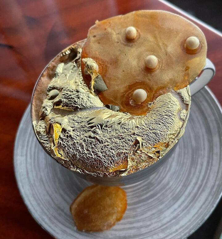 अब एक बार फिर सना खान खबरों में हैं. इस बार वो चर्चा में आईं गोल्ड प्लेटेड चाय पीकर. वो भी दुनिया की सबसे ऊंची इमारत बुर्ज खलीफा में. (फोटो – सोशल मीडिया)