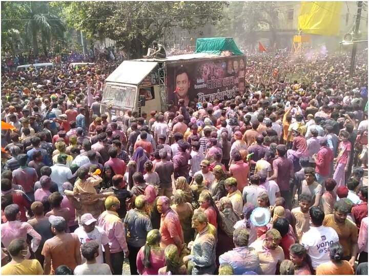 Rang Panchami: दो साल बाद इंदौर का ह्रदय स्थल राजवाड़ा सतरंगी रंग में डूबा, रंग गुलाल उड़ाते लोग डीजे की धुनों पर थिरके