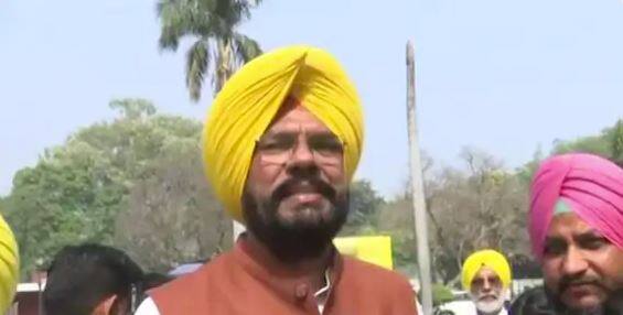 ਕੁਲਦੀਪ ਸਿੰਘ ਧਾਲੀਵਾਲ ਨੂੰ ਪੇਂਡੂ ਵਿਕਾਸ ਅਤੇ ਪੰਚਾਇਤ, ਪਸ਼ੂ ਪਾਲਣ, ਮੱਛੀ ਪਾਲਣ ਅਤੇ ਡੇਅਰੀ ਵਿਕਾਸ ਅਤੇ ਪ੍ਰਵਾਸੀ ਭਾਰਤੀ (ਗੈਰ-ਨਿਵਾਸੀ ਭਾਰਤੀ) ਮਾਮਲਿਆਂ ਦੇ ਵਿਭਾਗ ਅਲਾਟ ਕੀਤੇ ਗਏ ਹਨ। ਲਾਲਜੀਤ ਸਿੰਘ ਭੁੱਲਰ ਨੂੰ ਟਰਾਂਸਪੋਰਟ ਦਾ ਚਾਰਜ ਦਿੱਤਾ ਗਿਆ ਹੈ।