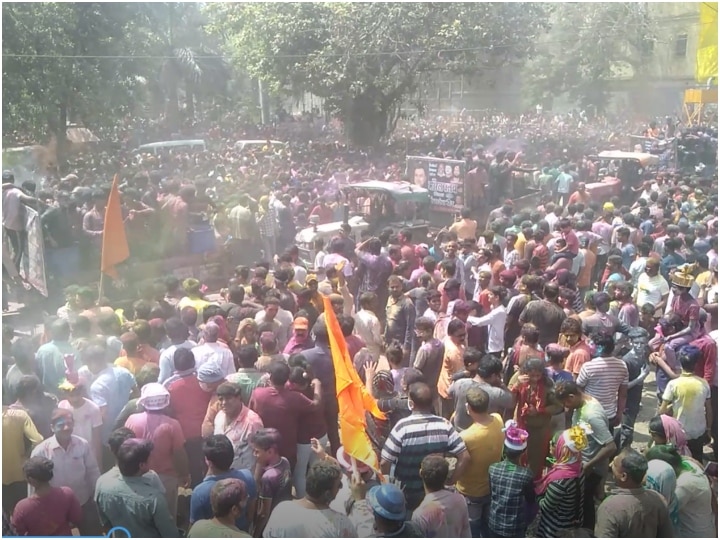 Rang Panchami: दो साल बाद इंदौर का ह्रदय स्थल राजवाड़ा सतरंगी रंग में डूबा, रंग गुलाल उड़ाते लोग डीजे की धुनों पर थिरके