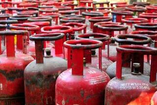 Cylinder Price Hike: பெட்ரோல், டீசலை விலையை அடுத்து சமையல் எரிவாயு சிலிண்டர் விலை திடீர் உயர்வு... கவலையில் மக்கள்