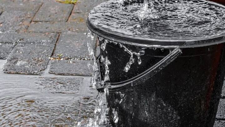 উষ্ণায়ন, জলবায়ু পরিবর্তন, একের পর এক কোপ নেমে আসছে পৃথিবীর উপর। তার উপর রয়েছে মনুষ্যের উপদ্রবও। তাতে এ বার টান পড়ছে মাটির নীচের জলেও। বিশ্ব জল দিবসে তাই ভূগর্ভস্থ জল সংরক্ষণে জোর।