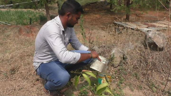 World Water Day: Drip irrigation with plastic water cans - Awesome Dharmapuri farmers உலக தண்ணீர் தினம்: பிளாஸ்டிக் தண்ணீர் கேன்களை கொண்டு சொட்டு நீர் பாசனம் - அசத்தும் தருமபுரி விவசாயிகள்