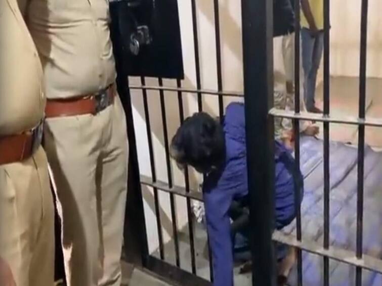 Pune: ‘Slim’ Accused Escapes Out Of Lockup Iron Bars After Policeman Went To Use Bathroom, Re-Arrested ਨਾ ਤਾਲਾ ਤੋੜਿਆ, ਨਾ ਸਲਾਖਾਂ ਨੂੰ ਕੱਟਿਆ...ਫਿਰ ਵੀ ਲੌਕਅੱਪ 'ਚੋਂ ਭੱਜਿਆ ਚੋਰ, ਡੈਮੋ ਦੇਖ ਪੁਲਿਸ ਦੇ ਉੱਡੇ ਹੋਸ਼