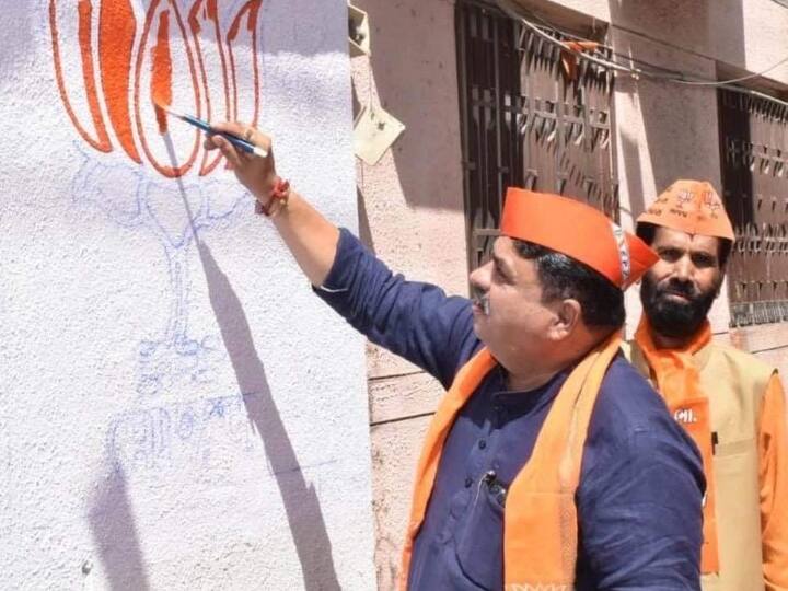 Gujarat Election 2022, Painting lotus symbol on public walls in Rajkot Gujarat Election 2022: गुजरात में बीजेपी ने जमकर बिखेरा अपना रंग, राजकोट की दीवारों को कमल के चिन्ह से पेंट किया गया