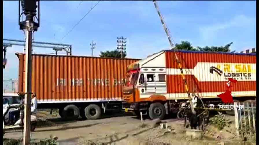 North Dinajpur News Fob opened for smooth traffic movement national highway political tussle regarding time North Dinajpur News : জাতীয় সড়কের মাঝে রেলগেট, যানযন্ত্রণা মুক্তিতে ডালখোলায় খুলল উড়ালপুল