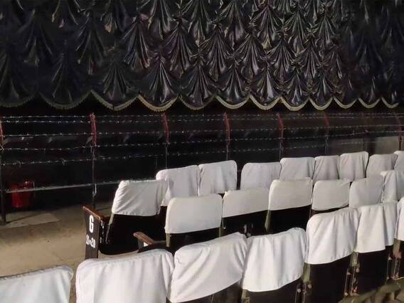 Fencing in a Theatre in Srikakulam: Fans ను తట్టుకోవడానికి కంచె ఏర్పాటు చేసిన యాజమాన్యం | ABP Desam