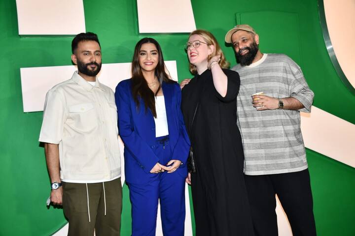 आपको बता दें कि सोनम कपूर 4 महीने की प्रेग्नेंट हैं और अगस्त में वो बच्चे को जन्म देंगीं. इस खबर के आने के बाद कपूर परिवार में जश्न का माहौल है.
