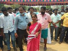 என் அப்பா நினைவாக இது மட்டும்தான் இருக்கு; தங்கையா நெனச்சி விட்டு கொடுங்க...! - வாகன ஏலத்தில் கண்ணீருடன் நின்ற பெண்ணின் நெகிழ்ச்சி சம்பவம்
