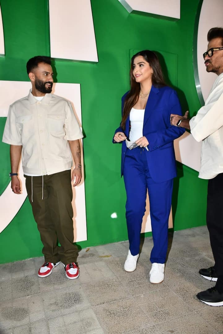 ये खास इवेंट भी कुछ और नहीं बल्कि सोनम और आनंद आहूजा के न्यू स्टोर की ओपनिंग पार्टी का था जिसमें प्रेग्नेंट सोनम कपूर ने अपनी मौजूदगी दर्ज कराई. यानी सोनम कपूर की लाइफ में एंट्री हो गई है दो-दो गुड न्यूज की.