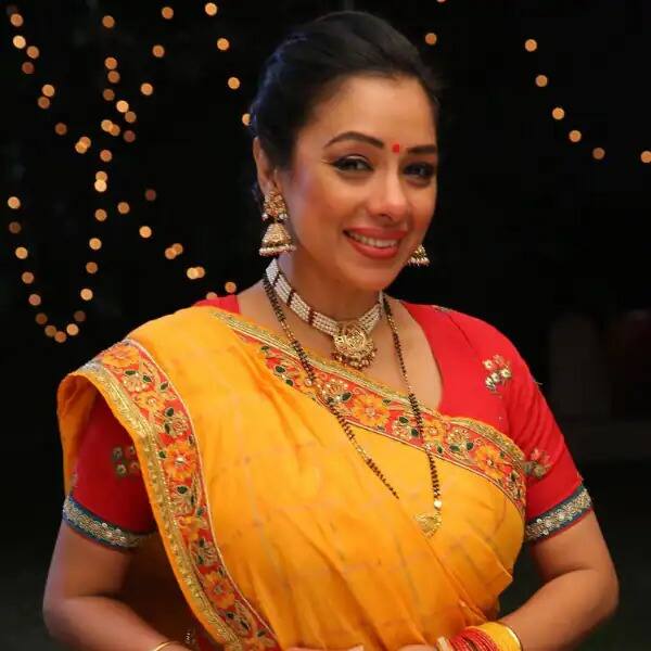 रुपाली गांगुली सीरियल अनुपमा की लीड एक्ट्रेस हैं. रिपोर्ट्स के मुताबिक रुपाली गांगुली को एक दिन के लिए पहले 1.5 लाख रुपये फीस मिलती थी लेकिन शो की पॉपुलैरिटी के बाद इसे बढ़ाकर 3 लाख कर दिया गया है.