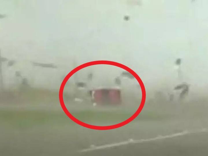 Viral video of Texas tornado flips pickup truck goes viral Texas Tornado: వీడియో - కారును గిరాగిరా తిప్పి విసిరేసిన సుడిగాలి, డ్రైవర్ వెంటనే ఏం చేశాడో చూడండి