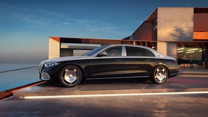 Mercedes-Maybach S-Class 680-এর ভারতের বাজারে এক্স শোরুম প্রাইস ৩ কোটি ২০ লক্ষ টাকা। অন্যদিকে Maybach S-Class 580 4MATIC-এর দাম ২ কোটি ৫০ লক্ষ টাকা।