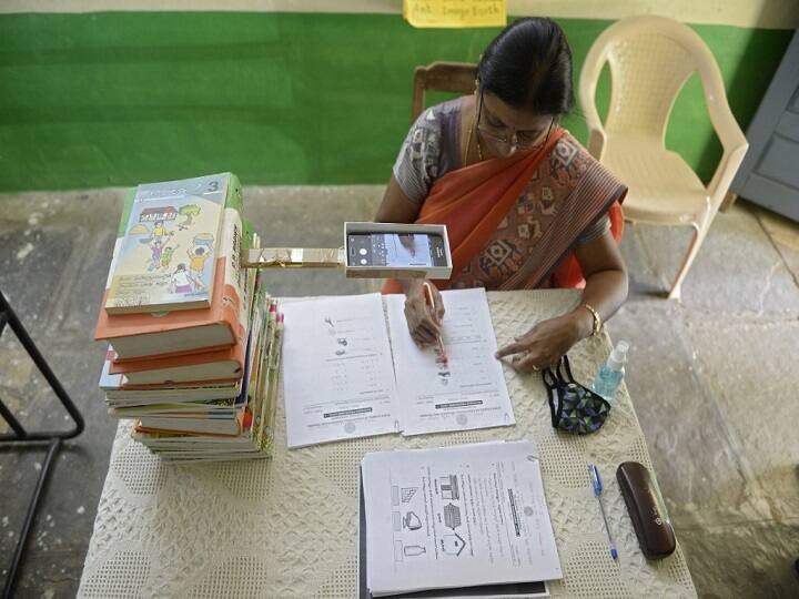 Mobile Phones Banned In Classrooms For Teachers In Haridwar District Magistrate Vinay Shankar Pandey school principal Mobile Phones Banned In Classrooms For Teachers In Haridwar