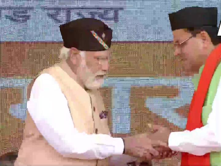 इस दौरान मंच पर प्रधानमंत्री नरेंद्र मोदी समेत बीजेपी शासित राज्यों के मुख्यमंत्री भी मौजूद रहे. शपथ लेने के बाद पुष्कर सिंह धामी पीएम मोदी का आशीर्वाद लेने उनके पास पहुंचे.