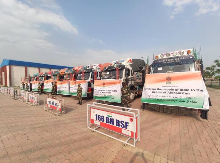 खाद्दान्न संकट से जूझ रहे अफगानिस्तान को भारत की मदद की पांचवीं खेप अटारी वाघा बॉर्डर के जरिए रवाना हो गई है. 2000 मीट्रिक टन गेहूं का पांचवां काफिला आज अफगानिस्तान भेजा गया. इसके साथ भारत ने उसे अब तक कुल 10000 मीट्रिक टन गेहूं भेजे हैं.