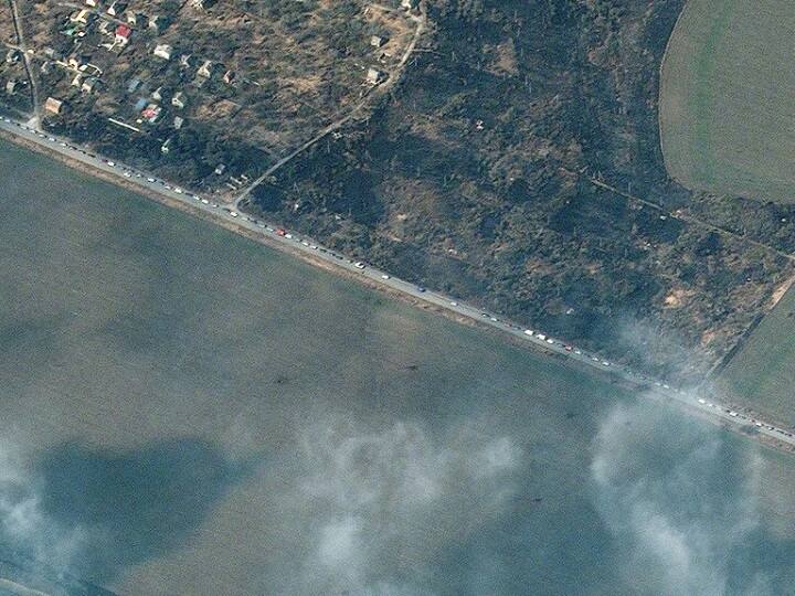 As the situation gets worse, thousands of people are fleeing Ukraine. In this satellite image, a long queue of evacuees can be seen who are trying to leave the country safely. (Photo: AFP)