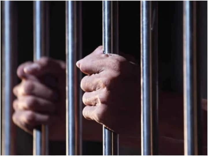 Gujarat News Mobile phone recovered from Sabarmati jail Gujarat News: साबरमती जेल से मोबाइल फोन बरामद, दो कैदियों के खिलाफ मामला दर्ज