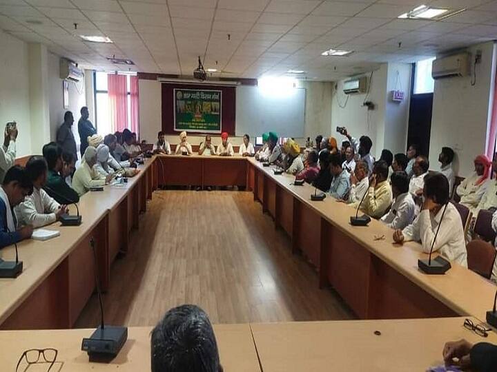 MSP Act : केंद्र सरकारनं शेतकऱ्यांसाठी MSP चा कायदा लागू करावा, देशातील विविध शेतकरी संघटनांची दिल्लीत बैठक central government should implement the MSP Act for farmers, the demand of various farmers' organizations in the country MSP Act : केंद्र सरकारनं शेतकऱ्यांसाठी MSP चा कायदा लागू करावा, देशातील विविध शेतकरी संघटनांची दिल्लीत बैठक