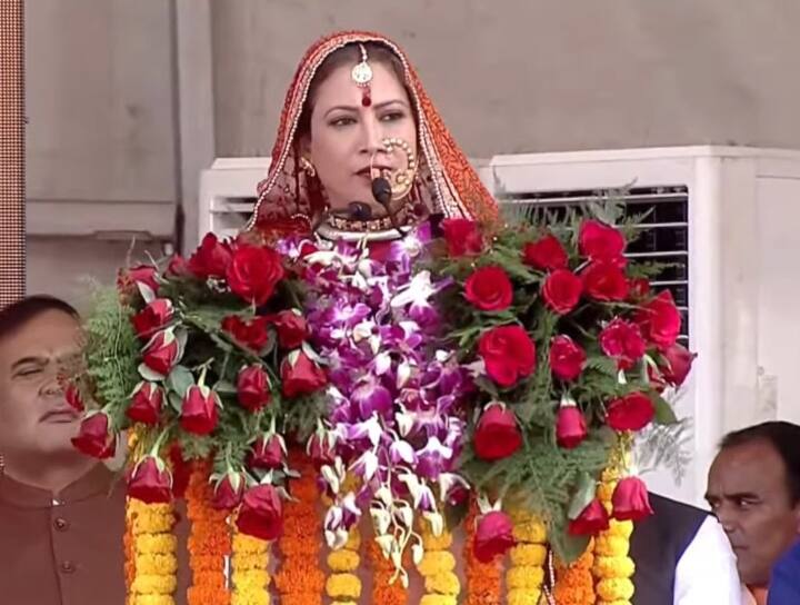 सोमेश्वर से विधायक रेखा आर्या ने भी पुष्कर धामी के साथ मंत्री पद की शपथ ली. वो उत्तराखंडी पारंपरिक वेश भूषा में पहुंची थीं. रेखा आर्या तीन सरकारों में मंत्री रही हैं.