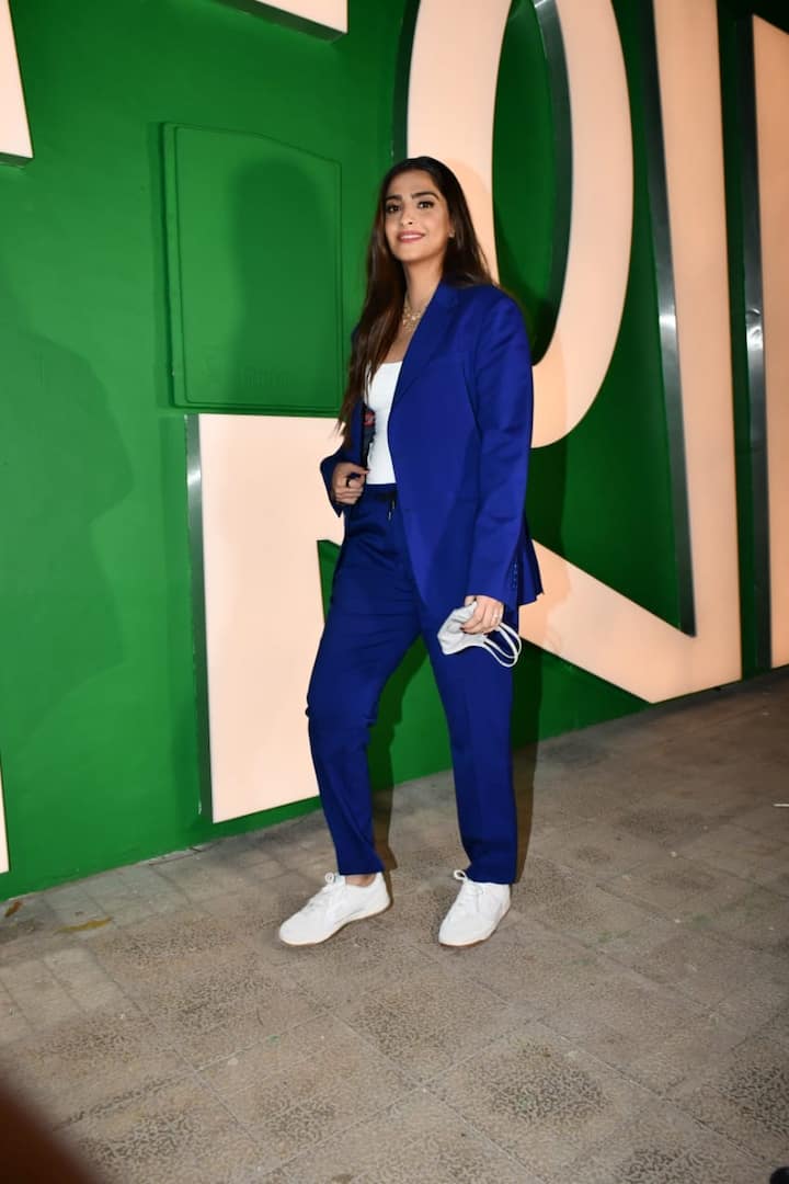 सोनम कपूर ने अपनी प्रेग्नेंसी अनाउंस की है. जिसके बाद सोशल मीडिया पर सोनम और आनंद आहूजा को लोग शुभकामनाएं दे रहे हैं.