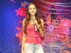 फोटो में माइक लिए स्पीच देती नजर आ रही ये हसीना इन दिनों टीवी जगत का नाम बन गई है, पहचाना क्या?