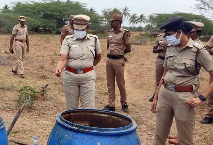 Police seize 4,000 liters of liquor in Pudukkottai district. புதுக்கோட்டையில் 4 ஆயிரம் லிட்டர் சாராய ஊரல்களை பறிமுதல் செய்த போலீசார்