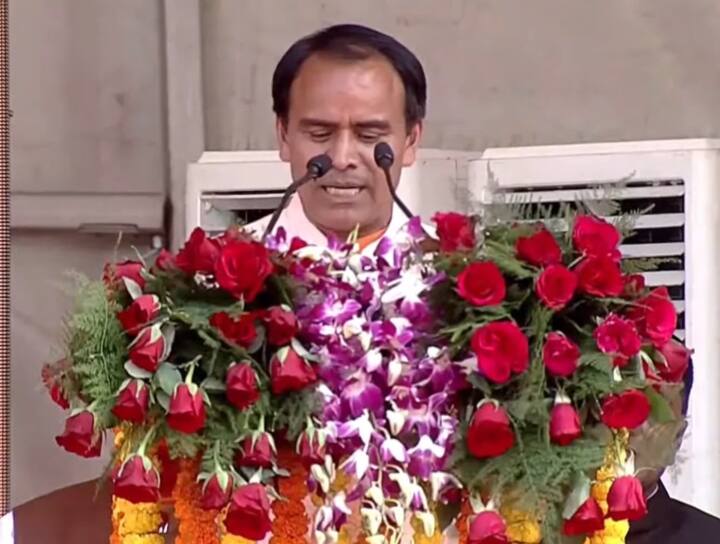 डॉ धन सिंह रावत ने भी मंत्री पद की शपथ ली. रावत पिछली सरकार में भी मंत्रीपद पर थे. वो श्रीनगर से विधायक है और संघ के काफी करीबी माने जाते हैं.