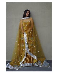 Sonam Bajwa ਨੇ ਆਪਣੇ ਗੋਲਡਨ ਕਲਰ ਦੀ ਇਸ ਐਥਨਿਕ ਡਰੈੱਸ ਨਾਲ ਫੈਨਲ ਦੇ ਦਿਲਾਂ 'ਤੇ ਕੀਤਾ ਵਾਰ, ਲੋਕਾਂ ਨੂੰ ਪਸੰਦ ਆ ਰਿਹਾ ਅੰਦਾਜ਼