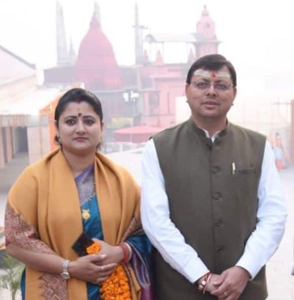 पुष्कर सिंह धामी बेहद साधारण परिवार से आते हैं. उनकी पत्नी का नाम गीता धामी है. इनकी शादी 5 फरवरी 2011 को हुई थी. पुष्कर सिंह धामी और गीता धामी के दो बेटे हैं. उनके बड़े बेटे का नाम दिवाकर सिंह धामी है और छोटे बेटे का नाम प्रभाकर सिंह धामी है.