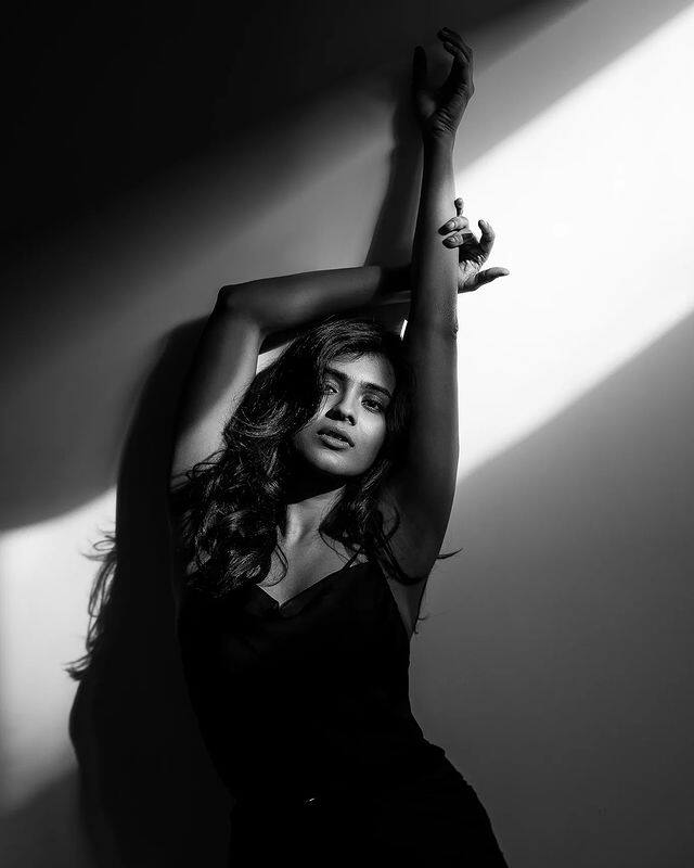 కుమారి21F సినిమాలో కుర్రకారులో విపరీతమైన క్రేజ్ సంపాదించింది హెబా పటేల్. ఆ తరువాత ఆమె సినిమాలు పెద్దగా ఆడింది లేదు.  -Image credit: Hebah Patel/Instagram