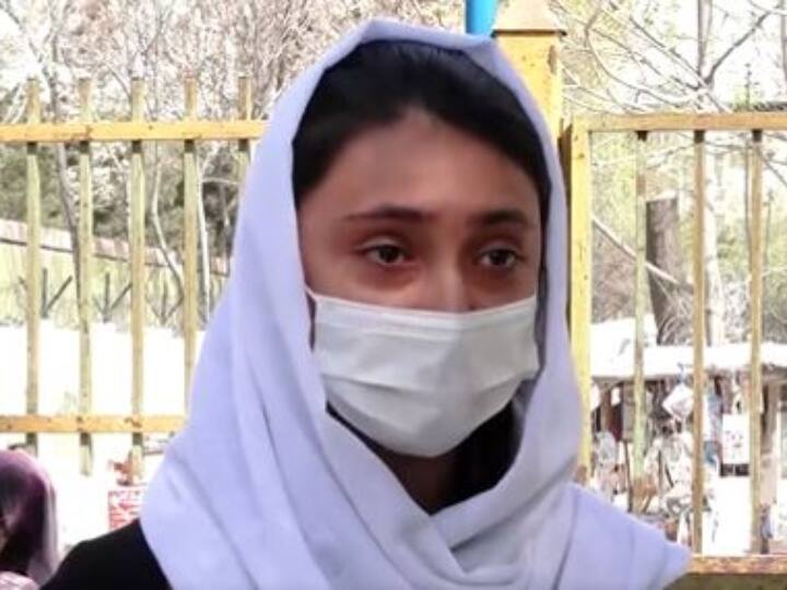 Afghanistan Kabul girl cried when order to close school again urged the Islamic Emirate to reopen all girls schools अफगानिस्तान में लड़कियों के लिए फिर से स्कूल बंद होने पर फूट-फूटकर रो पड़ी छात्रा, लगाई ये गुहार