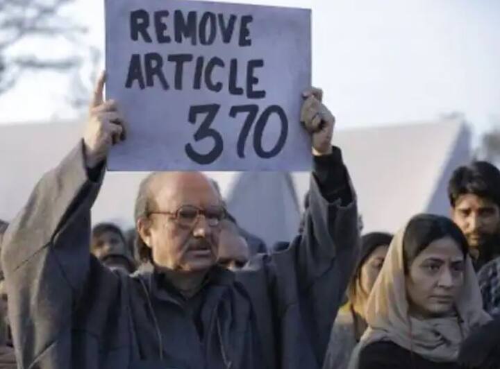 ਫਿਲਮ ਦੇ ਕਲਾਕਾਰਾਂ ਨੇ ਵੀ ਓਨਾ ਹੀ ਜਜ਼ਬਾ ਦਿਖਾਇਆ ਜਿਸ ਤਰ੍ਹਾਂ ਨਿਰਮਾਤਾਵਾਂ ਨੇ ਇਸ ਫਿਲਮ ਲਈ ਕੰਮ ਕੀਤਾ ਹੈ ਅਤੇ ਉਨ੍ਹਾਂ ਨੂੰ ਇਸ ਮਿਹਨਤ ਦਾ ਫਲ ਵੀ ਮਿਲ ਰਿਹਾ ਹੈ। ਇਸ ਦੇ ਨਾਲ ਹੀ ਸਿਤਾਰਿਆਂ ਨੇ ਵੀ ਇਸ ਫਿਲਮ ਲਈ ਚੰਗੀ ਰਕਮ ਇਕੱਠੀ ਕੀਤੀ ਹੈ। ਆਉ ਦੱਸਦੇ ਹਾਂ ਕਿ ਕਿਸ ਨੇ ਫਿਲਮ ਵਿੱਚ ਕੰਮ ਕਰਨ ਦੀ ਕਿੰਨੀ ਫੀਸ ਲਈ ਹੈ।