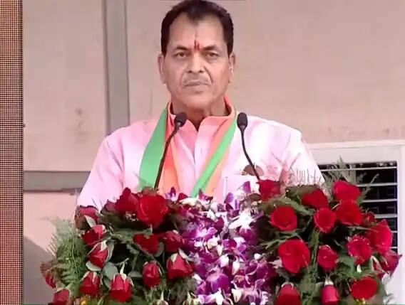 এরপর শপথ গ্রহণ করেন প্রেমচন্দ আগরওয়াল। তিনি সংস্কৃততে শপথ গ্রহণ করেন। চারবারের বিধায়ক সৎপাল মহারাজ এর আগে দু’বার স্পিকার ছিলেন। এবার তাঁকে মন্ত্রিসভায় নেওয়া হল।