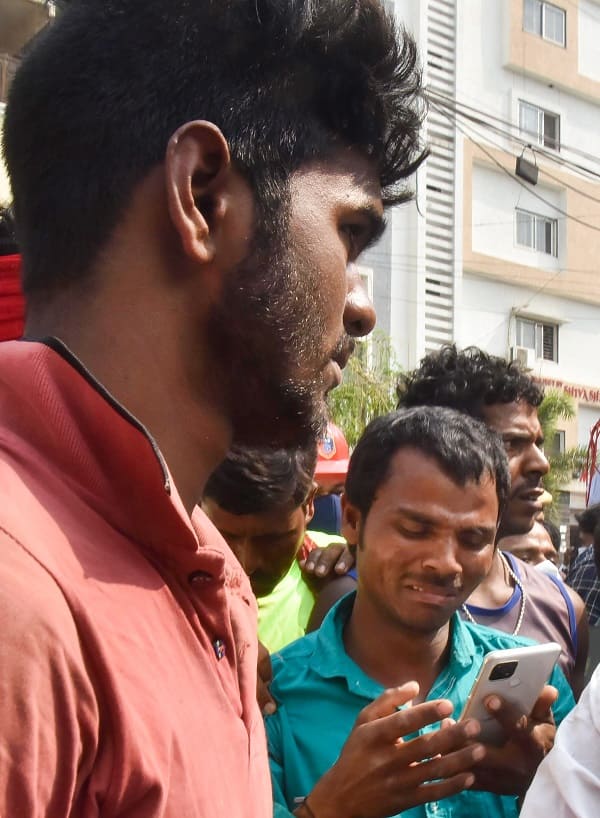 ফাইবার কেবল থাকার জন্য আগুন দ্রুত ছড়িয়ে পড়ে বলে জানা যাচ্ছে। পুলিশ সূত্রে খবর, যাঁদের দেহ উদ্ধার হয়েছে তাঁরা পরিযায়ী শ্রমিকের কাজ করতেন। প্রত্যেকের দেহ ময়না তদন্তের জন্য পাঠানো হয়েছে।