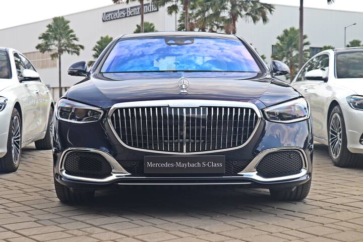 Maybach S-Class : मर्सिडीजची मेबॅच एस-क्लास (Maybach S-Class) ही एक लक्झरी आहे. परंतु नवीन मेबॅच व्हर्जन त्यात आणखी लक्झरी आणि टेक्नॉलॉजीची भर घालते. ज्यामुळे ती भारतात आढळणाऱ्या सर्वात आलिशान सेडानपैकी एक आहे. मेबॅच एस-क्लासचा भारतातील एस-क्लास ही सर्वात टॉप मर्सिडीज आहे.
