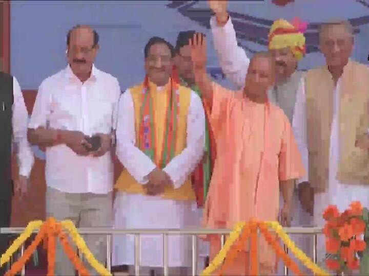 समारोह में उत्तर प्रदेश के मुख्यमंत्री योगी आदित्यनाथ, मध्य प्रदेश के मुख्यमंत्री शिवराज सिंह चौहान, केंद्रीय मंत्री नितिन गडकरी और रक्षा मंत्री राजनाथ सिंह भी हिस्सा लिए.