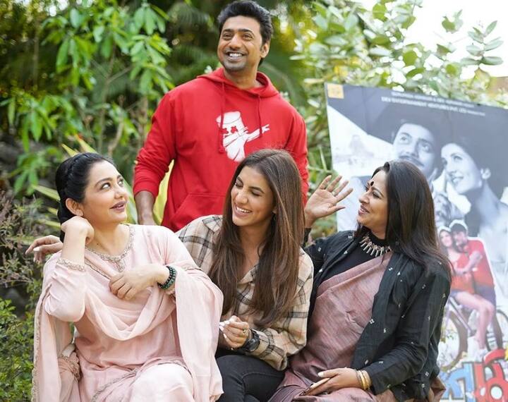 আরও একটি দৃশ্য শ্যুটিংয়ের কথা মনে পড়ে রাহুলের। বলছেন, 'একটা দৃশ্যে ছিল, পাহাড়ের কোলে বসে একা একটা ছবি আঁকবেন দেবদা। ওয়াইড শটের জন্য দরকার ছিল একটা ফাঁকা পাহাড়ের। অরেঞ্জ ভ্যালি টি এস্টেট বলে একটা পাহাড় আমরা ফাঁকা করে দিয়েছিলাম। আমাদের কথা শুনে, শট নেওয়ার সময় সবাই ঘরের ভিতর চলে গিয়েছিলেন। চেকপোস্ট ফেলে ব্লক করে দেওয়া হয়েছিল রাস্তা। যাতে গাড়ি চলাচল না করে। সেই ফাঁকা পাহাড়কে ব্যাকগ্রাউন্ডে রেখেই চলল শ্যুটিং। সেটা দারুণ অভিজ্ঞতা।'