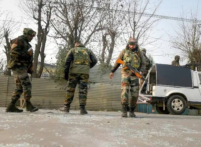 terrorists lobbed a grenade on security forces in kashmir કાશ્મીરમાં આતંકીઓએ સુરક્ષા દળો પર ફેંક્યો ગ્રેનેડ, બે પોલીસકર્મી ઘાયલ