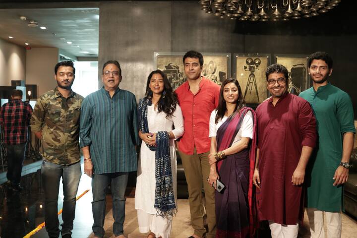 একই সঙ্গে দুই পরিচালকের ছবি আর দুটি ছবিরই কেন্দ্রীয় চরিত্রে আবীর। মহরতের পর সারলেন ফটোশ্যুটও।