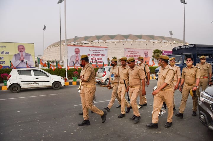 आपको बता दें कि कल यानी गुरुवार शाम 4 बजे लखनऊ में बीजेपी के विधायक दल की बैठक बुलाई गई है. इस बैठक में मंत्रिमंडल के नामों को अंतिम रूप दिया जाएगा.