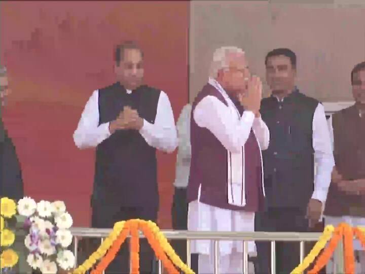 शपथ ग्रहण समारोह में हिस्सा लेने के लिए हिमाचल प्रदेश के मुख्यमंत्री जयराम ठाकुर, हरियाणा के मुख्यमंत्री मनोहर लाल खट्टर, असम के मुख्यमंत्री हेमंत बिस्वा सरमा और गोवा के मनोनीत मुख्यमंत्री प्रमोद सावंत पहुंचे.