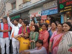 Mussoorie News: पुष्कर सिंह धामी के फिर से मुख्यमंत्री बनने पर जश्न, मसूरी में बीजेपी कार्यकर्ताओं ने बांटी मिठाई