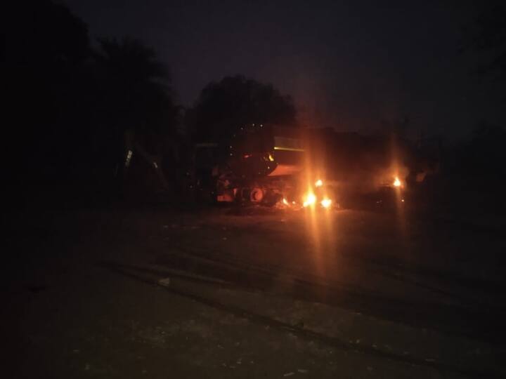 Chhattisgah News Road Construction machines were set on fire by naxalites in Kanker ann Kanker News: कांकेर में नक्सलियों ने फिर मचाया उत्पात, सड़क निर्माण में लगे मशीन और वाहनों में लगाई आग