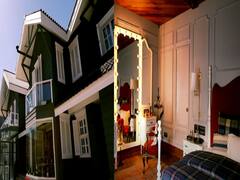 मनाली की हसीन वादियों के बीच है कंगना रनौत का आशियाना, मॉर्डन महल से कम नहीं 8 बेडरूम वाला ये मेंशन